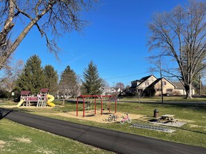 Children’s area - Charming Pet-Friendly Stay: Walk BC, 7.5 mi to JMU, walk to Dining, Parks & more (Bridgewater)