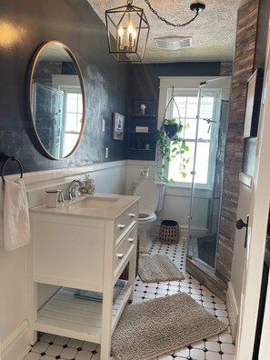 Shower, hair dryer, towels, soap - Charming Pet-Friendly Stay: Walk BC, 7.5 mi to JMU, walk to Dining, Parks & more (Bridgewater)