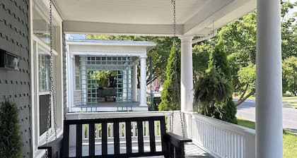 Charming Pet-Friendly Stay: Walk BC, 7.5 mi to JMU, walk to Dining, Parks & more