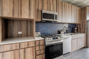 Fridge, microwave, oven, stovetop - Divine West Loop 1BR w/ Gym & Rooftop, nr Union Park, by Blueground (Chicago)