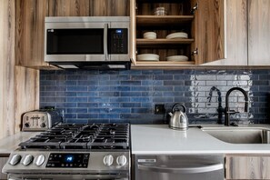 Een koelkast, een magnetron, een oven, een kookplaat