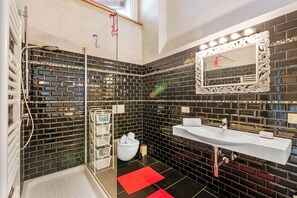 Douche, sèche-cheveux, serviettes fournies