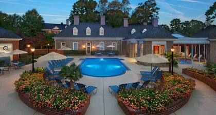 Williamsburg | Couples Historic Weekend | Pool + Golf