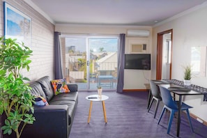 Smart TV - Spacious & Cosy self-contained 1 bedroom apartment
 (Rivervale)