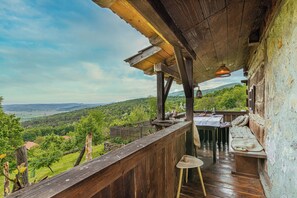 Outdoor dining - Tiny House For Two, Dragatuš, Slovenia (Dragatuš)