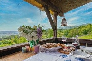 Outdoor dining - Tiny House For Two, Dragatuš, Slovenia (Dragatuš)