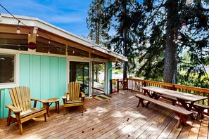 Outdoor dining - Tranquil Mid-Century retreat in Seattle's charming neighborhood. Dog-friendly (Seattle)