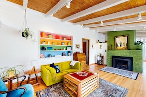 Books - Tranquil Mid-Century retreat in Seattle's charming neighborhood. Dog-friendly (Seattle)