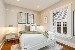 3 bedrooms, iron/ironing board, free WiFi, bed sheets - Perch - Explore the heart of Queen Anne! A serene home just a short stroll from a lively district! (Seattle)