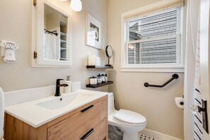 Shower, hair dryer, towels - Perch - Explore the heart of Queen Anne! A serene home just a short stroll from a lively district! (Seattle)