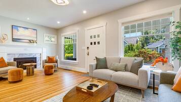 Smart TV, fireplace, books, offices