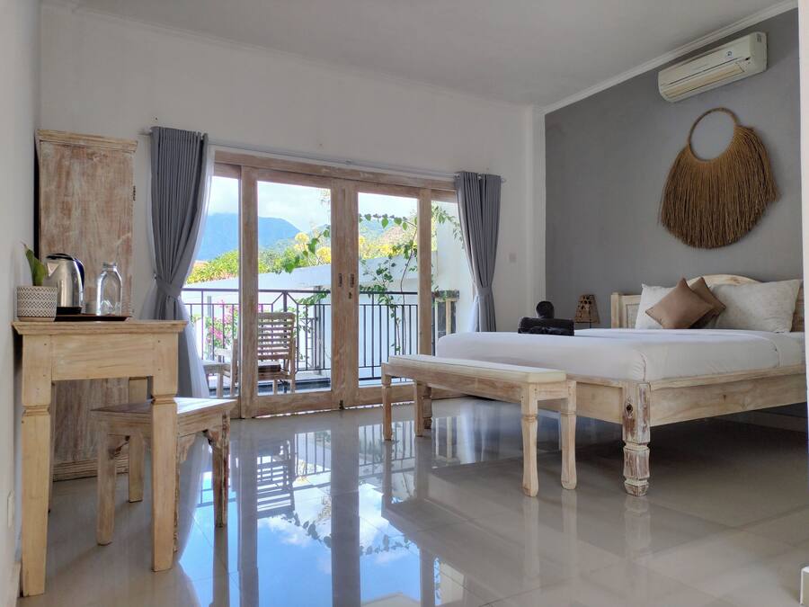 Habitación Confort doble, balcón, vistas a la montaña | Minibar y espacio para trabajar con un portátil
