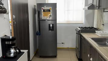 Micro-ondas, fogão, cooktop, talheres/pratos/utensílios de cozinha
