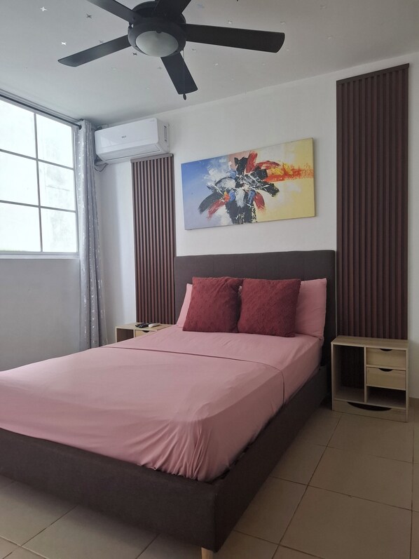 3 bedrooms, desk, WiFi, bed sheets