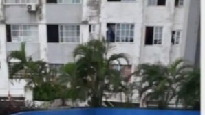 A swimming pool with a tiled edge and a person in the water. - Apartamento a Solo 15 Minutos del Aeropuerto con Piscina (Panamá)