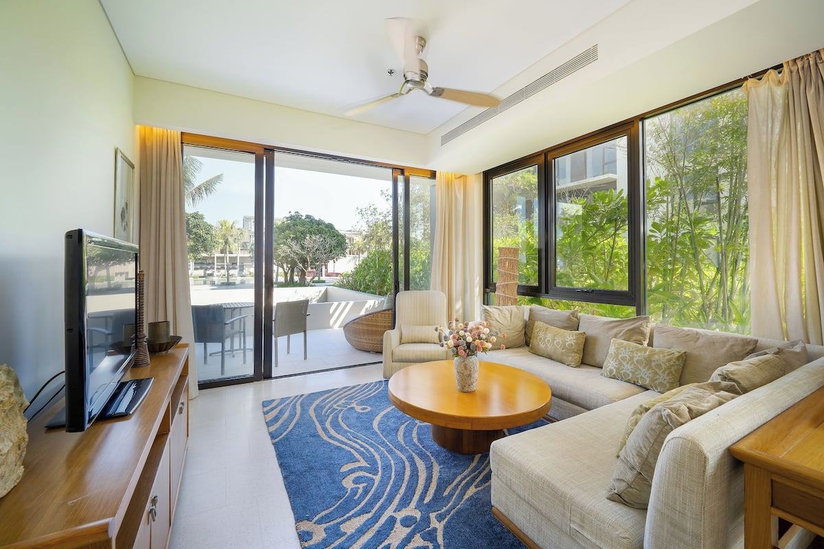 Apartment, 2 Bedrooms, Pool View | Living area