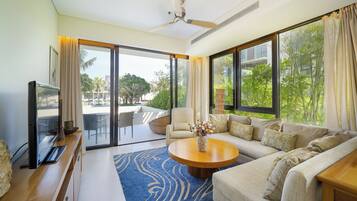 Departamento, 2 habitaciones, vista a la alberca | Área de sala de estar | Televisión de pantalla plana de 55 pulgadas con canales premium