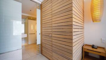 Departamento, 2 habitaciones, vista a la alberca | Baño | Tina con regadera, amenidades de baño gratuitas, secadora de cabello