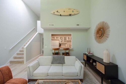 New! Updated Bungalow Close to Beach!