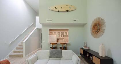 New! Updated Bungalow Close to Beach!