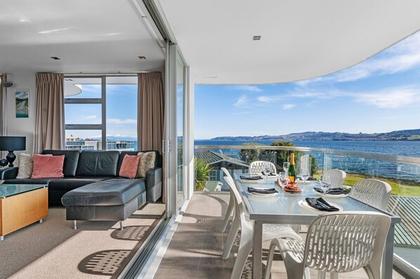 Outdoor dining - Waimahana Apartment 8 (Taupo)