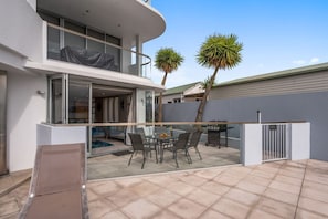 Outdoor dining - Waimahana Apartment 1 Taupo Lakefront (Taupo)