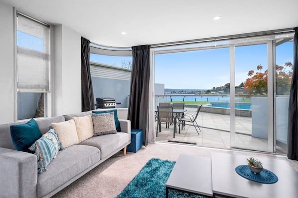 TV - Waimahana Apartment 1 Taupo Lakefront (Taupo)