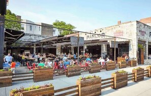 Outdoor dining - LUX 3-Level Chicago Home +garage & patio (Chicago)