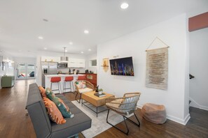 Smart TV, foosball, books - LUX 3-Level Chicago Home +garage & patio (Chicago)