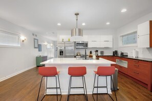 Fridge, microwave, oven, stovetop - LUX 3-Level Chicago Home +garage & patio (Chicago)