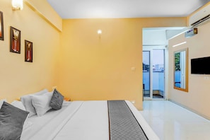 Habitación Deluxe doble, vistas a la ciudad | Sábanas de algodón egipcio, ropa de cama de alta calidad, escritorio