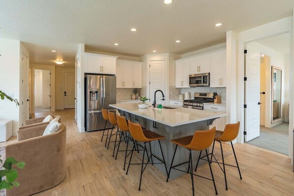 Een koelkast, een magnetron, een oven, een kookplaat