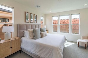 5 多间卧室、客房内保险箱、办公桌、熨斗/熨衣板