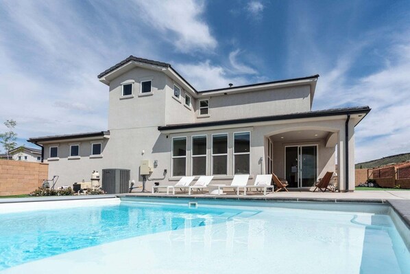 室外游泳池,恒温泳池