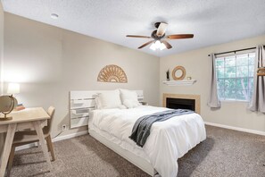 2 bedrooms, iron/ironing board, WiFi, bed sheets - Peaceful retreat-like 2 bed/2.5 bath unit near Northwest SA/Med Center/Airport (San Antonio)