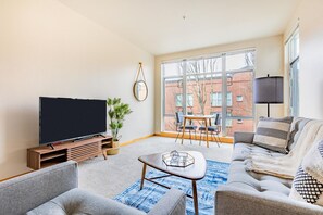 电视、书、立体声音响