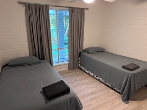 4 bedrooms, iron/ironing board, free WiFi, bed sheets - Peaceful tranquil country escape  - Crystal Creek Estate  (Crystal Creek)