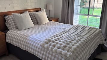 4 bedrooms, iron/ironing board, free WiFi, bed sheets