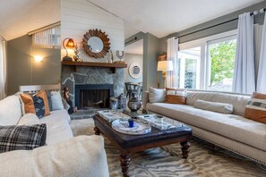 Smart TV, caminetto, libri