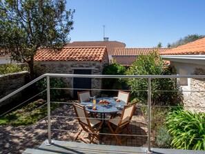 Outdoor dining - La Goélette by Interhome (Pornic)