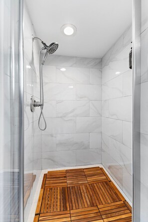 Douche, serviettes fournies, savon, shampoing