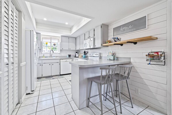 Fridge, microwave, oven, stovetop - Pet-Friendly Palm Harbor Home w/ Fenced Yard, Bikes, Games & Near Downtown, Beaches & Pinellas Trail (Palm Harbor)