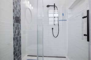 Douche, séchoir à cheveux, serviettes fournies, savon