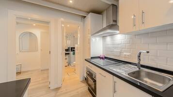 Een koelkast, een microgolfoven, een oven