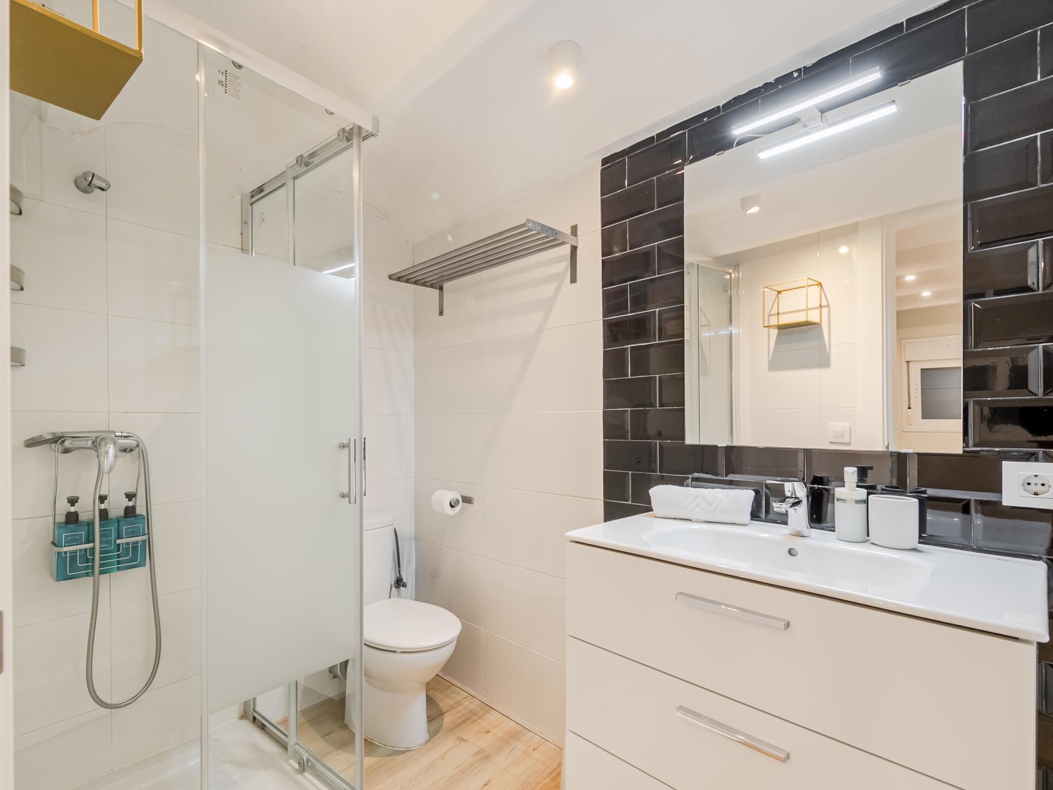 Een douche, een haardroger, handdoeken