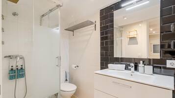 Een douche, een haardroger, handdoeken