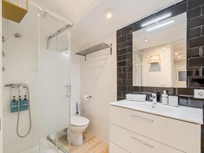 Dusch, hårtork och handdukar