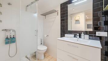 Douche, sĂšche-cheveux, serviettes fournies