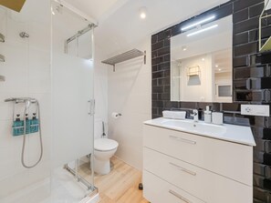 Douche, sèche-cheveux, serviettes fournies