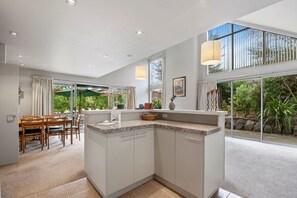 Microwave, oven, stovetop, dishwasher - A Hop Skip & Jump to the Lake (Taupo)